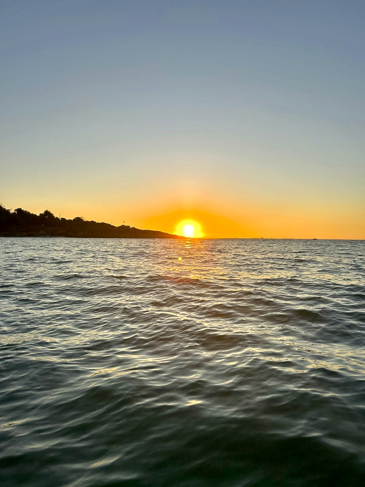 Canoa havaiana ao nascer do sol